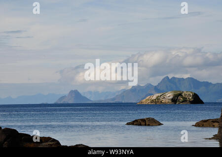 Auf dem Weg nach Henningsvær auf den Lofoten bieten sich entlang des Henningsværveien viele Möglichkeiten für eine malerische Rastund eine Wanderung Stock Photo