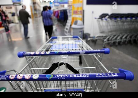 --FILE--Customers walk past shopping carts at a Sams Club outlet in Beijing, China, 19 September 2011.   Wal-Mart Stores Inc. s new China chief execut Stock Photo