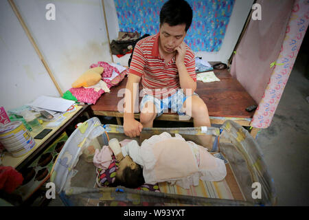 Month Old Girl Wang Feng Whose Abdomen Is Swollen And Belly Button Protrudes As She Suffers