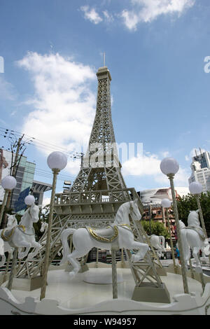 LOUIS VUITTON SHOP IN EXCLUSIVE SHOPPING MALL PLAZA 66 OF NANJING XILU  SHANGHAI CHINA Stock Photo - Alamy