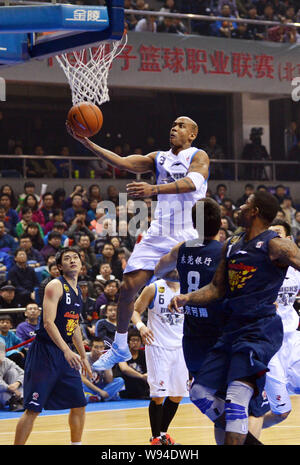 Stephon Marbury of the Beijing Ducks, top, prepares to dunk against the  Guangdong Southern Tigers in their 31st round match during the 2012/2013  CBA s Stock Photo - Alamy