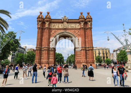 Arc de Triomf de Barcelona, people walking along the landmark in sunshine, Barcelona, Catalonia, Spain Stock Photo