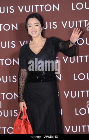 Chinese actress Gong Li waves during the opening ceremony for the new boutique of Louis Vuitton at the Peninsula Beijing hotel in Beijing, China, 28 N Stock Photo