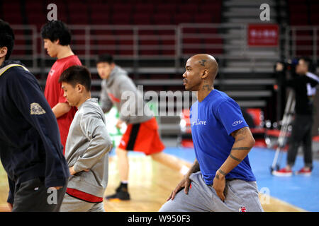 Stephon Marbury, right, and his teammates of Beijing Ducks exercises during a training session in Beijing, China, 27 March 2012.   Beijing Ducks is pr Stock Photo