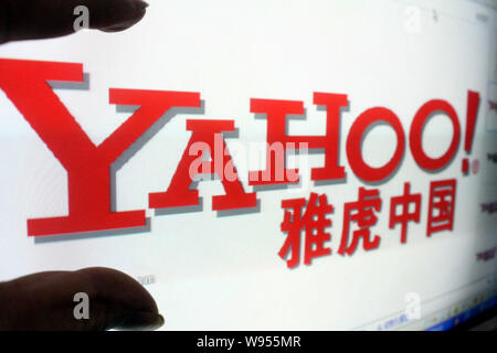 A Netizen Browses The Chinese Website Of Yahoo Mail In Dexing City East Chinas Jiangxi Province 18 August 13 In April This Year Users Of Yahoo Stock Photo Alamy