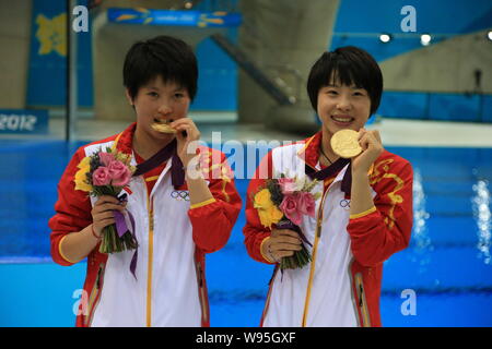 Gold medalists Chen Ruolin, left, and Wang Hao of China show their medals at the award ceremony after winning the womens diving synchronised 10m platf Stock Photo