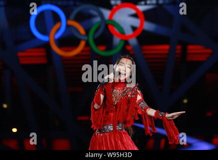 Chinese singer Sa Dingding performs during a gala celebrating the triumph of the Chinese Olympic delegation in Beijing, China, 3 September 2012. Stock Photo