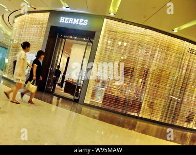 --File--Pedestrians walk past a Hermes boutique in Shanghai, China, 30 July 2011.   A Chinese court has sentenced the alleged leader of a counterfeiti Stock Photo