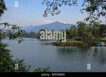 Phewa (Fewa) Lake beneath snow-capped peaks of the Annapurna range of the Himalaya mountains, Pokhara, Nepal Stock Photo