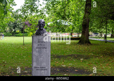 Marjorie Fitzgibbon's statue of James Joyce's in St Stephens Green, erected facing what was then his old Alma Mater,University College,Dublin. Stock Photo