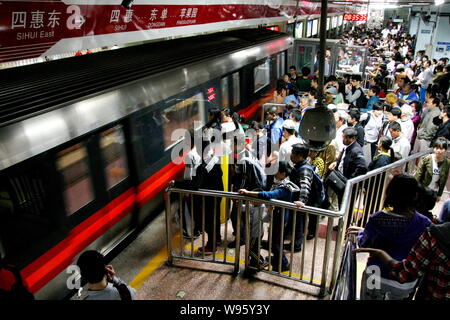 --FILE--A crowd of passengers queue up for a Metro train at a subway station during the National Day holiday in Beijing, China, 1 October 2012.   Chen Stock Photo