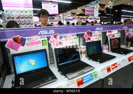 --FILE--Customers buy Asus laptop computers at the Laox flaship store in Shanghai, China, 25 May 2012.   Taiwanese computer maker Asus published its f Stock Photo