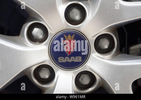 --File--View of the logo of SAAB at a 4S store in Shanghai, China, 20 December 2011.    On June 13, Saab Automobile ABs liquidator signed an agreement Stock Photo