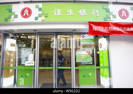 --File--View of a branch of Hang Seng Bank in Shanghai, China, 30 December 2010.   Chinas securities regulator has approved the establishment of a sec Stock Photo