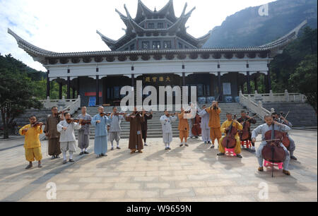 Chinese Buddhist monks and nuns of Guangxuan Art Troupe practice playing musical instruments during a training session at Tiantai Temple on Tiantai Mo Stock Photo