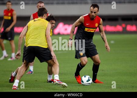 Dimitar Berbatov, right, and teammates of Manchester United exercise during a training session at the Shanghai Stadium in Shanghai, China, 24 July 201 Stock Photo