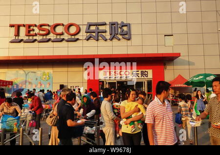 --File--Customers are seen at a Tesco supermarket in Shanghai, China, 29 May 2011.   Tesco PLC, the top retailer in Britain and the worlds third-large Stock Photo