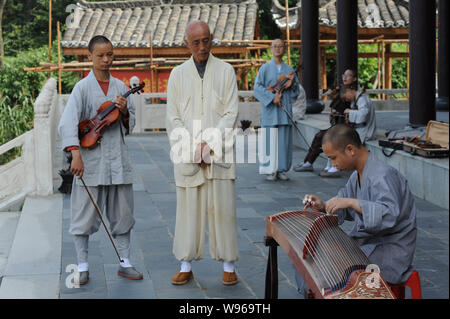 Chinese Buddhist monks and nuns of Guangxuan Art Troupe practice playing musical instruments during a training session at Tiantai Temple on Tiantai Mo Stock Photo