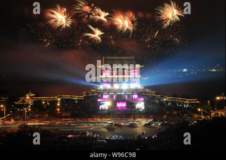 View of a firework show during the 10th China (Liuyang) International Fireworks Festival in Changsha city, central Chinas Hunan province, 22 September Stock Photo