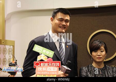 Retired Chinese Basketball Superstar Yao Ming, Left, Listens To Ye Li ...