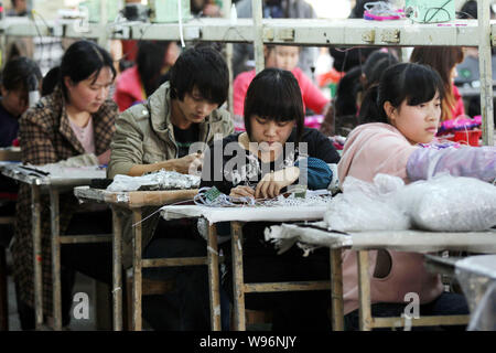 --FILE--Chinese workers manufacture electric products on the assembly ...