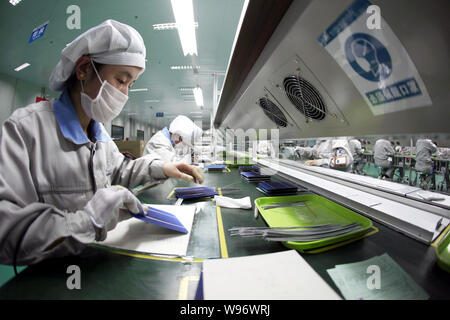 --FILE--Chinese factory workers manufacture photovoltaic (PV) cells to be exported to the United States and Europe at the plant of Shanghai Shenzhou N
