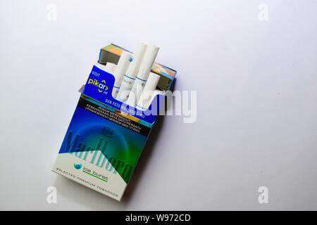 Pacchetto marlboro immagini e fotografie stock ad alta risoluzione - Alamy