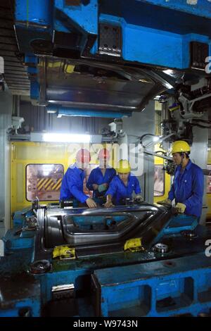--File--Chinese workers assemble car parts at a factory in Nanchang city, southeast Chinas Jiangxi province, 9 September 2011. Stock Photo