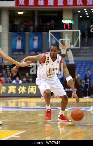 Tracy McGrady of the Qingdao Eagles, right, challenges Zheng Huai of the  Foshan Long Lions in their second round match during the 2012/2013 CBA  season Stock Photo - Alamy