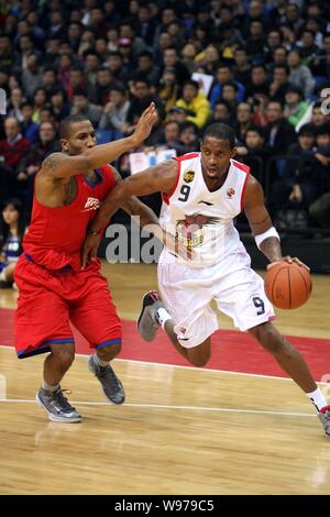 Tracy McGrady of the Qingdao Eagles, left, challenges Crawford of the  American All-Stars during a friendly basketball match in Dongying city,  east Chi Stock Photo - Alamy