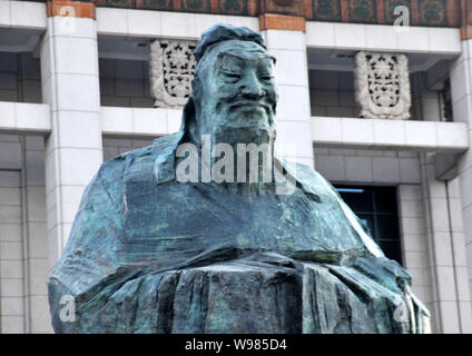 confucius statue in tiananmen square