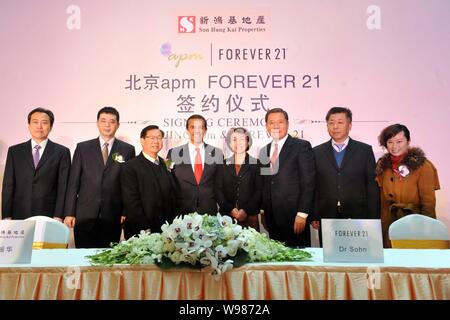 Antonio Villaraigosa (4th left), Mayor of Los Angeles, is pictured during the signing ceremony between Beijing apm and Forever 21 in Beijing, China, 6 Stock Photo
