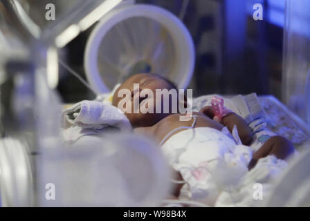 The abandoned baby is seen in a neonatal intensive care unit in Foshan Maternal and Child Care Service Centre in Foshan, southeast Chinas Guangdong pr Stock Photo