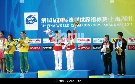 (From left) Silver medalists Melissa Wu and Alexandra Croak of Australia, gold medalists Chen Ruolin and Wang Hao of China and bronze medalists Nora S Stock Photo