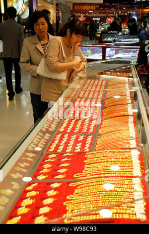 --FILE--Chinese customers shop for gold jewelry at a shopping mall in Nanjing, east Chinas Jiangsu province, 9 April 2011.  Chinese investors are snap Stock Photo