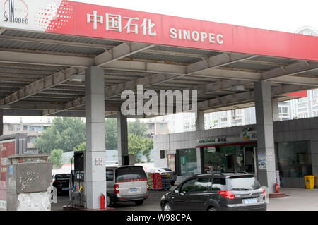 --File--View of the Logo of a Sinopec station in Qingdao, east Chinas Shandong province, 25 June 2011.    China Petrochemical Corporation, or Sinopec Stock Photo