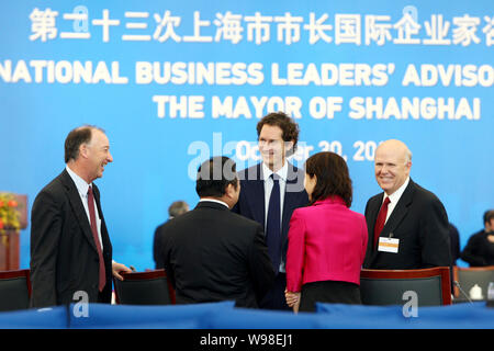 Kevin Wale, left, President and Managing Director of GM (General Motors) China, talks with other participants at the 23rd International Business Leade Stock Photo
