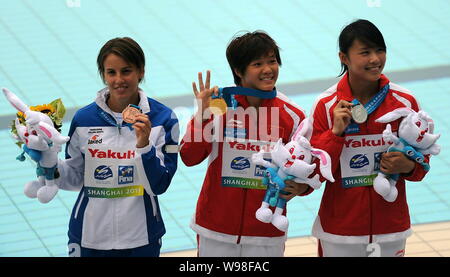 (from left) Bronze medalist Tania Cagnotto of Italy, Chinas gold medalist Shi Tingmao and silver medalist Wang Han hold their medals at the award cere Stock Photo
