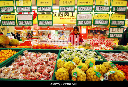--FILE--Chinese customers shop for fruits at a supermarket in Jiujiang city, east Chinas Jiangxi province, 15 February 2011.   Chinas consumer price i Stock Photo