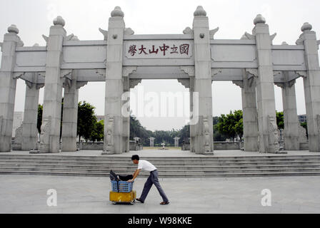 --File-- View of the Sun Yat-sen Univerisity (Zhongshan University) in Guangzhou city, south Chinas Guangdong Province, June 5, 2007.   Renowned unive Stock Photo