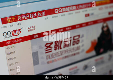 --File--A Chinese Internet user browses  shop.qq.com, the online shopping website, in Shanghai, China, 14 October 2011.   Chinas largest online retail Stock Photo