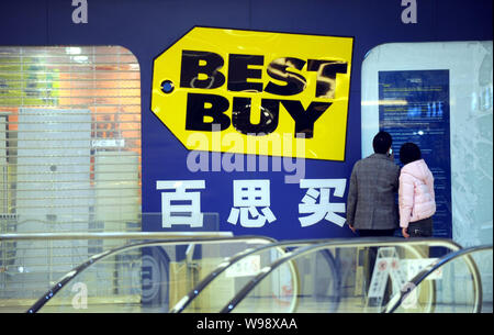 --FILE--Chinese shoppers look at a notice at a closed Best Buy store in Hangzhou city, east Chinas Zhejiang province, 22 February 2011.   Internationa Stock Photo