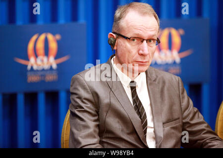 Robert James Thomson, managing editor of the Wall Street Journal and Editor-in-Chief of Dow Jones, attends a forum of the 2011 Boao Forum for Asia Ann Stock Photo