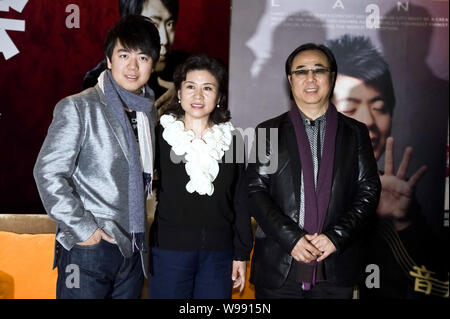 Chinese pianist Lang Lang, left, poses with his mother Zhou Xiulan and his father Lang Guoren at a press conference for his Christmas concert in Beiji Stock Photo