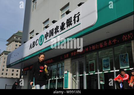 --File--Pedestrians walk past a branch of Agricultural Bank of China (ABC) in Lanzhou, northwest Chinas Gansu province, 15 October 2011.    Agricultur Stock Photo
