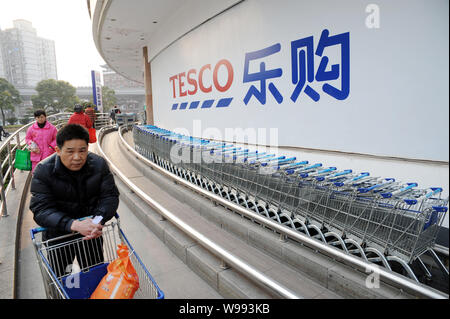 --FILE--Chinese customers go shopping at a Tesco supermarket in Shanghai, China, 2 March 2011.   British retail giant Tesco has signed a letter of int Stock Photo