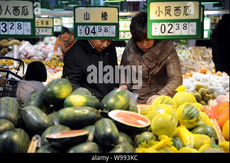 --FILE--Chinese customers shop for fruits at a supermarket in Zibo city, east Chinas Shandong province, 27 February 2011.   Chinas consumer price inde Stock Photo
