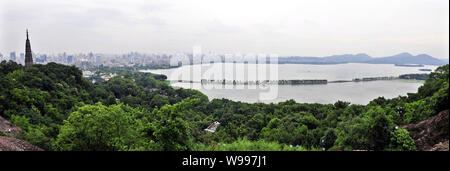 Panoramic view of the West Lake in Hangzhou city, east Chinas Zhejiang province, 24 June 2011.   Hangzhou authorities are considering limiting the num Stock Photo