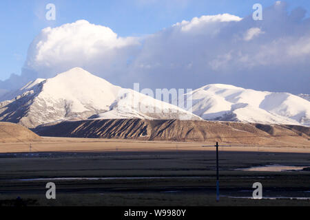 --FILE--Landscape of jokuls in Nagqu, southwest Chinas Tibet Autonomous Region, 24 November 2008.   China will start work on the worlds highest airpor Stock Photo
