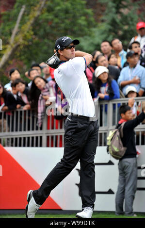 Adam Scott of Australia watches his tee in the final round of the 2011 WGC-HSBC Champions golf tournament at the Sheshan International Golf Club in Sh Stock Photo